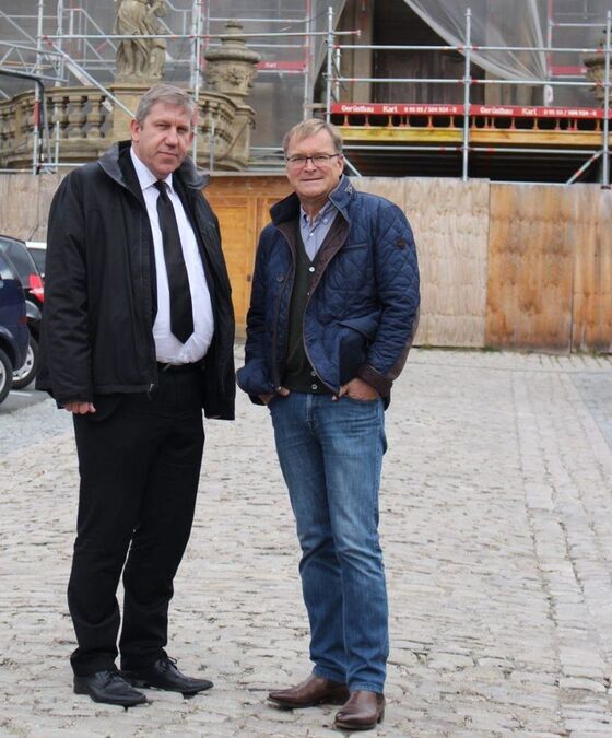 MdB Andreas Schwarz und Bambergs OB Andreas Starke (rechts) vor der eingerüsteten Kirche St. Michael