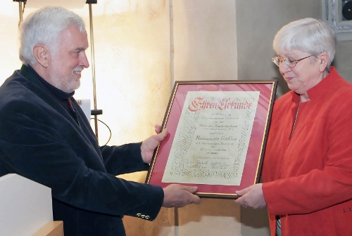 Die Ernennungsurkunde überreichte der stellvertretender DFV-Ortsvorsitzende Bertram Peschke an Rosemarie Rößler
